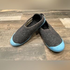Mahabis Women’s Sz 38 US 7.5 Curve Classic Wool Foam Slippers Grey / Blue Sole